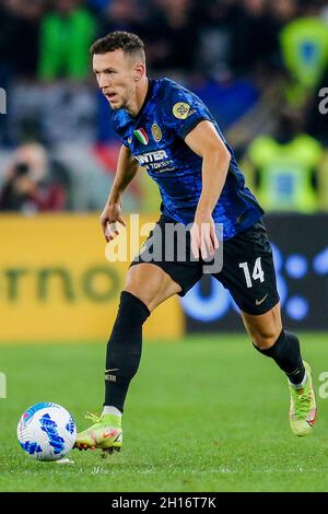 Der kroatische Mittelfeldspieler Ivan Perisic kontrolliert den Ball während des Fußballspiels der Serie A zwischen SS Lazio und Inter im Olimpico-Stadion Roma, Zentrum Italiens, am 16. Oktober 2021. InterÕs Stockfoto