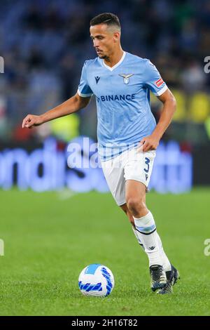 Der brasilianische Verteidiger von Latium, Luiz Fielce, kontrolliert den Ball während des Fußballspiels der Serie A zwischen der SS Lazio und Inter im Olimpico Stadium Roma, im Zentrum Italiens, am 16. Oktober 2021. Stockfoto