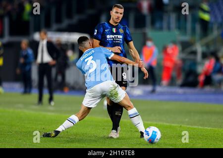 Der bosnische Stürmer von Inter Edin Dzeko fordert den Ball mit dem brasilianischen Verteidiger Luiz Fielce aus Latium während des Fußballspiels der SS Lazio und Inter im Olimpico Stadium Roma, Mittelitalien, am 16. Oktober 2021. Stockfoto