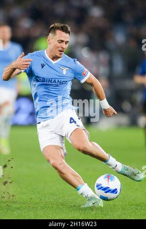 Der spanische Verteidiger von Latium, Patric, kontrolliert den Ball während des Fußballspiels der Serie A zwischen SS Lazio und Inter im Olimpico Stadium Roma, im Zentrum Italiens, am 16. Oktober 2021. Stockfoto