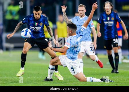 Der uruguayische Mittelfeldspieler Matias Vecino (L) von Inter fordert den Ball mit dem brasilianischen Verteidiger Luiz Felite aus dem Latium während des Fußballspiels der Serie A zwischen SS Lazio und Inter im Olimpico Stadium Roma, im Zentrum Italiens, am 16. Oktober 2021. Stockfoto