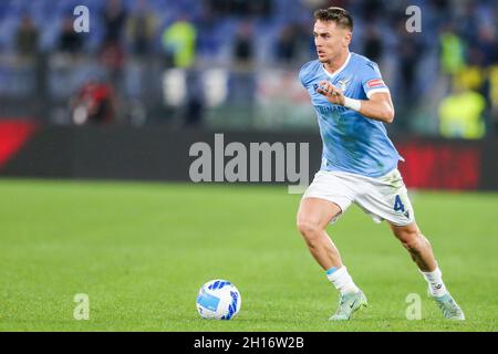 Der spanische Verteidiger von Latium, Patric, kontrolliert den Ball während des Fußballspiels der Serie A zwischen SS Lazio und Inter im Olimpico Stadium Roma, im Zentrum Italiens, am 16. Oktober 2021. Stockfoto