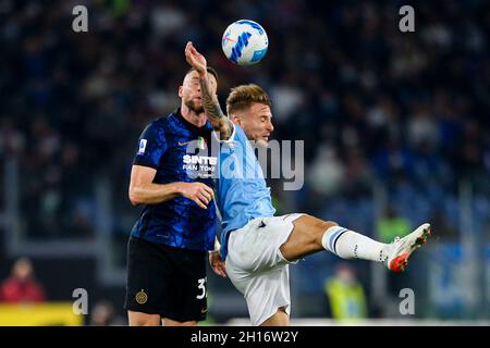 Der slowakische Verteidiger von Inter, Milan Skriniar (L), fordert den Ball mit dem italienischen Stürmer Ciro unbeweglich aus Latium während des Fußballspiels der Serie A zwischen SS Lazio und Inter im Olimpico-Stadion Roma in Mittelitalien am 16. Oktober 2021. Stockfoto