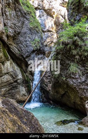 Die wildromantische Almbachklamm im Berchtesgadener Land ist ein beliebtes Ausflugsziel für viele Urlauber in Bayern Stockfoto