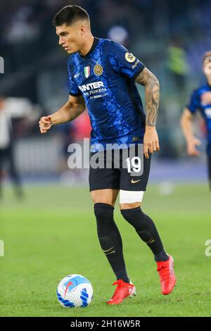 InterÕs der argentinische Stürmer Joaquin Correa kontrolliert den Ball während des Fußballspiels der SS Lazio und Inter im Olimpico Stadium Roma, Zentrum Italiens, am 16. Oktober 2021. Stockfoto