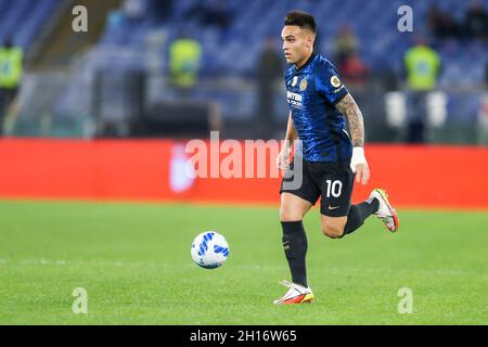 InterÕs der argentinische Stürmer Lautaro Martinez kontrolliert den Ball während des Fußballspiels der Serie A zwischen SS Lazio und Inter im Olimpico Stadium Roma, im Zentrum Italiens, am 16. Oktober 2021. Stockfoto