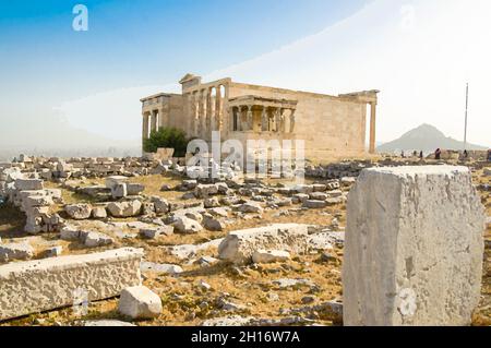 Aquarell-Zeichnung des antiken Erechtheion-Tempels mit Säulen und Statuen auf dem Akropolis-Hügel in Athen, Griechenland Stockfoto