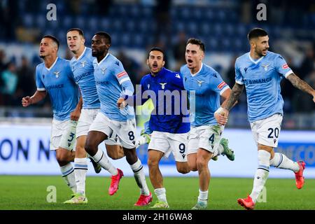 Lazio feiern den Spielsieg während des Fußballspiels der Serie A zwischen SS Lazio und Inter im Olimpico Stadium Roma, Mittelitalien, am 16. Oktober 2021. Stockfoto