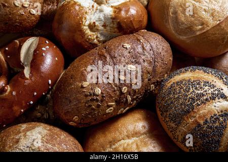 Verschiedene Brotsorten von oben Stockfoto