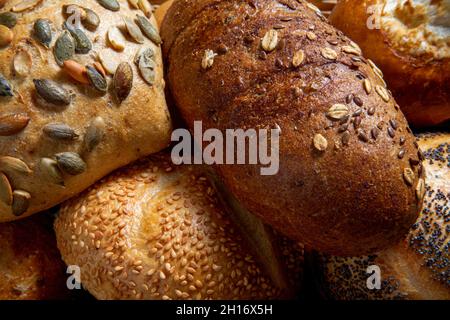 Verschiedene Brotsorten von oben Stockfoto