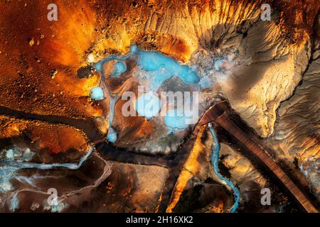 Luftaufnahme des farbenfrohen Geothermiegebiets Seltun am Vulkansystem von Krysuvik. Stockfoto