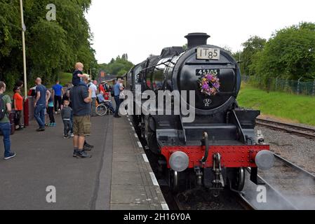 Eisenbahnliebhaber beobachten die ehemalige Dampflokomotive „8F“ der LMS 48305 an der Great Central Heritage Railway, Leicestershire Stockfoto