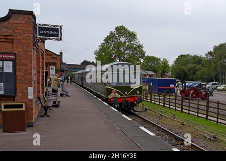 Diesel-Triebfahrzeug der Klasse 101, gebaut von Metropolitan Cammell in den 1950er Jahren, jetzt erhalten an der Great Central Railway, Leicestershire, Großbritannien Stockfoto