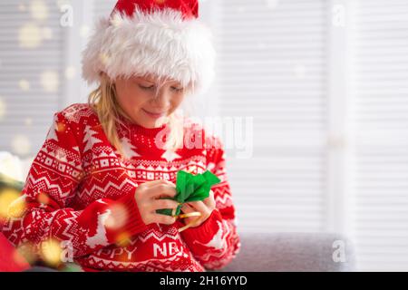 Kind Mädchen Eröffnung kleines Geschenk Überraschungen Adventskalender. Frohe Weihnachten und Neujahr. Stockfoto