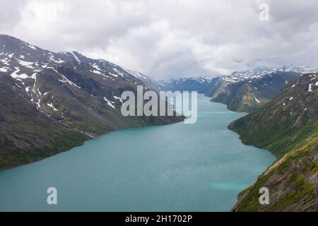 Blick vom Beseggen-Bergrücken über den See Gjende in den Jotunheimen-Bergen Stockfoto