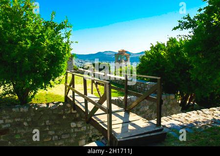 Aquarell-Zeichnung der alten Uhrturm-Kapelle, Holzbrücke, Bäume und Ruinen der Stari Bar Festung in der Nähe von Bar Stadt, Montenegro Stockfoto