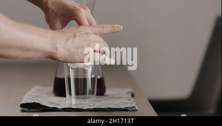 Eiswürfel aus Glas auf Walnusstisch, breites Foto Stockfoto