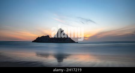 Langzeitaufnahme des Karekare-Strandes bei Sonnenuntergang, Waitakere, Auckland. Stockfoto