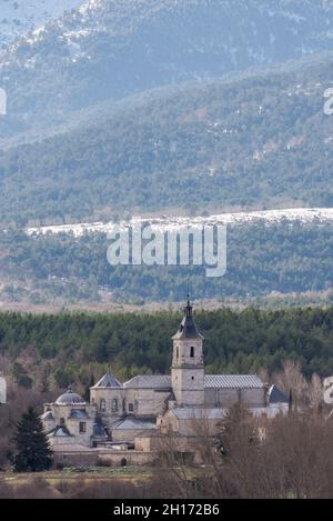 Historisches Santa Maria de El Paular mit Turm in Rascafria Stadt in der Nähe von Nadelbäumen wachsen in dichten Wäldern in Spanien Stockfoto