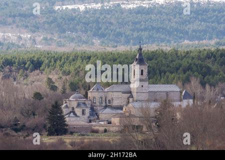 Historisches Santa Maria de El Paular mit Turm in Rascafria Stadt in der Nähe von Nadelbäumen wachsen in dichten Wäldern in Spanien Stockfoto