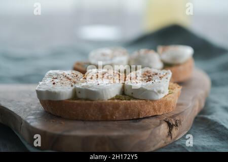 Offenes Sandwich mit Pesto und Mozzarella auf Leinentuch, flacher Fokus Stockfoto