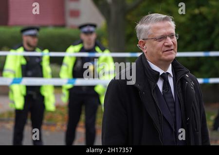 Andrew Richard Rosindell, konservativer Abgeordneter des Romford, bei der Szene in der Nähe der Methodistischen Kirche von Belfairs in der Eastwood Road North, Leigh-on-Sea, Essex, wo der konservative Abgeordnete Sir David Amess starb, nachdem er am Freitag bei einer Wahlkreisoperation mehrmals erstochen wurde. Bilddatum: Sonntag, 17. Oktober 2021. Stockfoto