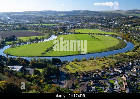 Herbstblick vom Wallace Monument mit Blick über den gewundenen Fluss Forth nach Stirling und Stirling Castle Stockfoto