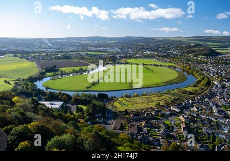 Herbstblick vom Wallace Monument mit Blick über den gewundenen Fluss Forth nach Stirling und Stirling Castle Stockfoto