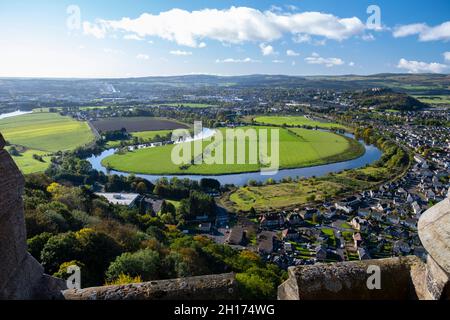 Herbstblick vom Wallace Monument mit Blick über den gewundenen Fluss Forth nach Stirling und Stirling Castle Stockfoto