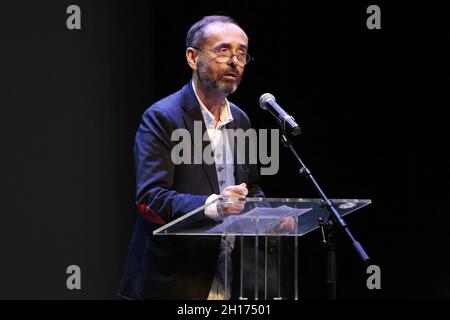 Der Bürgermeister von Beziers, Robert Menard, spricht auf Eric Zemmour's Werbetour für sein Buch „Frankreich hat nicht sein letztes Wort gesagt“ (La France n’a pas dit son dernier mot). Ménard hat immer von der "Vereinigung der Rechte" am 16. Oktober 2021 in Beziers, Südfrankreich, geträumt. Der Bürgermeister versuchte, Marine Le Pen und Éric Zemmour, der durch seine Stadt ging, zu vereinen. Während sich Frankreich „an einem entscheidenden Punkt“ befindet, bat er seinen Freund, sich mit Marine Le Pen „nächsten Februar zu treffen“, wenn sich die Dinge herauskristallisieren. Klar, wer in den Umfragen zurückliegt, gibt das Präsidentschaftsrennen zugunsten des anderen auf. Foto von Patrick Avent Stockfoto