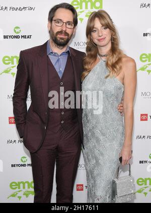 Los Angeles, USA. Oktober 2021. (L-R) Martin Starr und Kate Gorney bei der Gala 2021 Environmental Media Association (EMA) Awards, die am Samstag, dem 16. Oktober 2021, im Gearbox LA in Van Nuys, CA, stattfand. (Foto: Sthanlee B. Mirador/Sipa USA) Quelle: SIPA USA/Alamy Live News Stockfoto