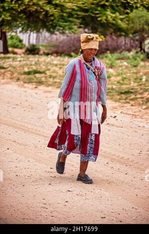 Eine alte Bushfrau aus dem Zentrum von Kalahari, Dorf New Xade in Botswana Stockfoto