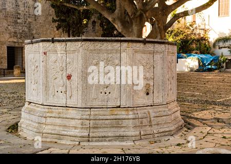 Türkischer Brunnen im osmanischen Stil auf dem Platz in der Altstadt von Rhodos Stockfoto