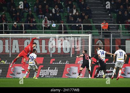 Ciprian Tatarusanu (Mailand) während des italienischen "Serie A"-Spiels zwischen Mailand 3-2 Hellas Verona im Giuseppe-Meazza-Stadion am 16. Oktober 2021 in Mailand, Italien. Quelle: Maurizio Borsari/AFLO/Alamy Live News Stockfoto