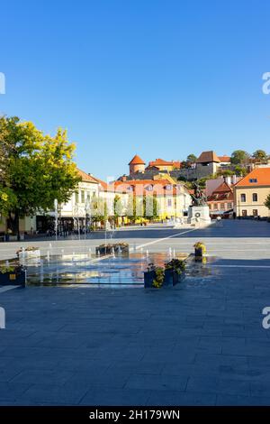 Hauptplatz Dobo in Eger Ungarn mit Brunnenstatue und Burgfestung. Stockfoto