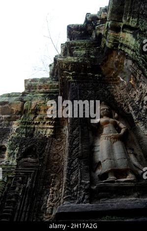 Skulptur Schnitzfigur Apsaren oder apsara Engel Gottheit weiblichen Geist der Wolken Wasser und hervorragende Kunst des Tanzens in Prasat Ta Prohm oder Ahnherr Brahma Stockfoto