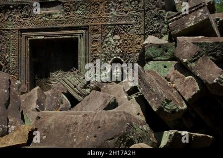 Skulptur Schnitzfigur Apsaren oder apsara Engel Gottheit weiblichen Geist der Wolken Wasser und hervorragende Kunst des Tanzens in Prasat Ta Prohm oder Ahnherr Brahma Stockfoto