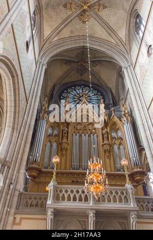 Schweden, Uppsalen - April 19 2019: Innenansicht der Kathedrale von Uppsalen, Kronleuchter und Orgel der Kirche am 19 2019. April in Uppsalen, Schweden. Stockfoto