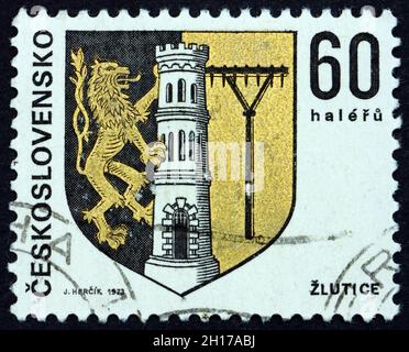 TSCHECHOSLOWAKEI - UM 1973: Eine in der Tschechoslowakei gedruckte Marke zeigt Zlutice, Wappen, um 1973 Stockfoto