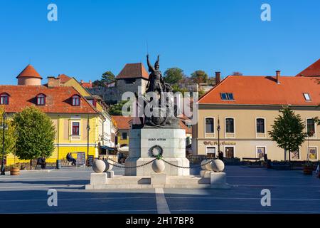 10.13.2021 - Eger, Ungarn: Hauptplatz von Dobo in Eger Ungarn mit Statue und Burgfestung. Stockfoto