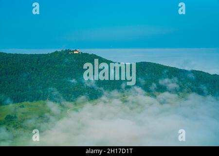 Deutschland, endlose weite Panoramaaussicht über grüne, baumbedeckte Berge und Täler mit uralter Burg teck Ruinen auf dem Gipfel des Berges in schwäbisch al