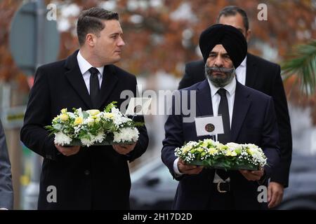 Wes Streeting, Labour-Abgeordneter für Ilford North, Und Jas Athwal, der Vorsitzende des Londoner Stadtrats Redbridge, trägt Blumen, als sie an der Szene in der Nähe der Methodistischen Kirche Belfairs in der Eastwood Road North, Leigh-on-Sea, Essex, ankommen, wo der konservative Abgeordnete Sir David Amess starb, nachdem er am Freitag bei einer Wahlkreisoperation mehrmals erstochen wurde. Bilddatum: Sonntag, 17. Oktober 2021. Stockfoto