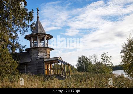 Medwezhyegorsk Bezirk, Zaonezhie, Russland - 12. Oktober 2021, Kapelle der Cosmas und Damian in dem verlassenen Dorf Uzkie, 18. Jahrhundert. Holzbogen Stockfoto