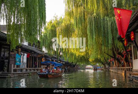 Shanghai, China - 30. September 2018: Touristen im Wasserdorf Zhou Zhuang Stockfoto