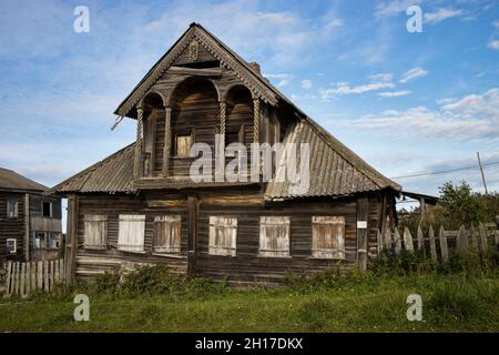 Uniza Dorf, Kondopozhsky Bezirk von Karelia, Zaonezhie, Russland - 12. Oktober 2021, verlassene Holz zweistöckigen Haus. Holzarchitektur Stockfoto