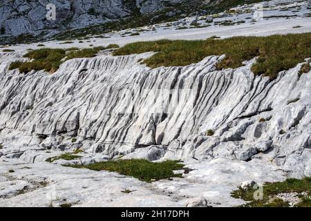 Karstlandschaft in der Nähe der SAS dle Crusc Berggruppe. Geradlinige Nuten. Der Naturpark Dolomiten von Fanes-Sennes-Prags. Italienische Alpen. Europa. Stockfoto