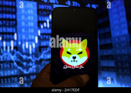 In diesem Foto Illustration ein Shiba-Inu-Logo auf einem Smartphone angezeigt. (Foto von Avishek das / SOPA Images/Sipa USA) Stockfoto