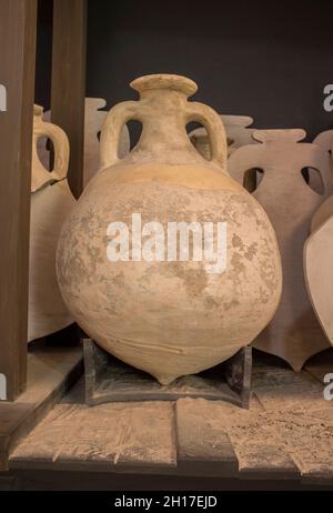 Ecija, Spanien - 21. April 2019: Römische Amphoren für Olivenöl, gelagert auf dem Frachtschiff als Handel aus der Antike. Historisches Museum Von Ecija Stockfoto