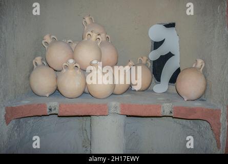 Ecija, Spanien - 21. April 2019: Olearia amphorae Ofen innen oder Ofen. Historisches Museum Von Ecija Stockfoto