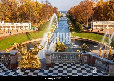 PETERHOF, RUSSLAND - 06. OKTOBER 2021: Unterer Park von Peterhof im Herbst. Samson-Brunnen und die Grand Cascade vor der Kulisse des Meereskanals Stockfoto